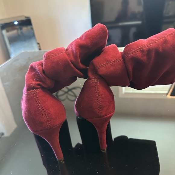 Elegant Red Women's Shoes - Picture 2 of 5